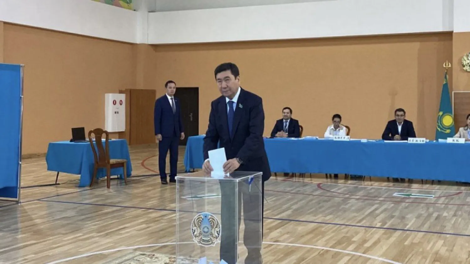 Спикер Мажилиса отдал свой голос на референдуме