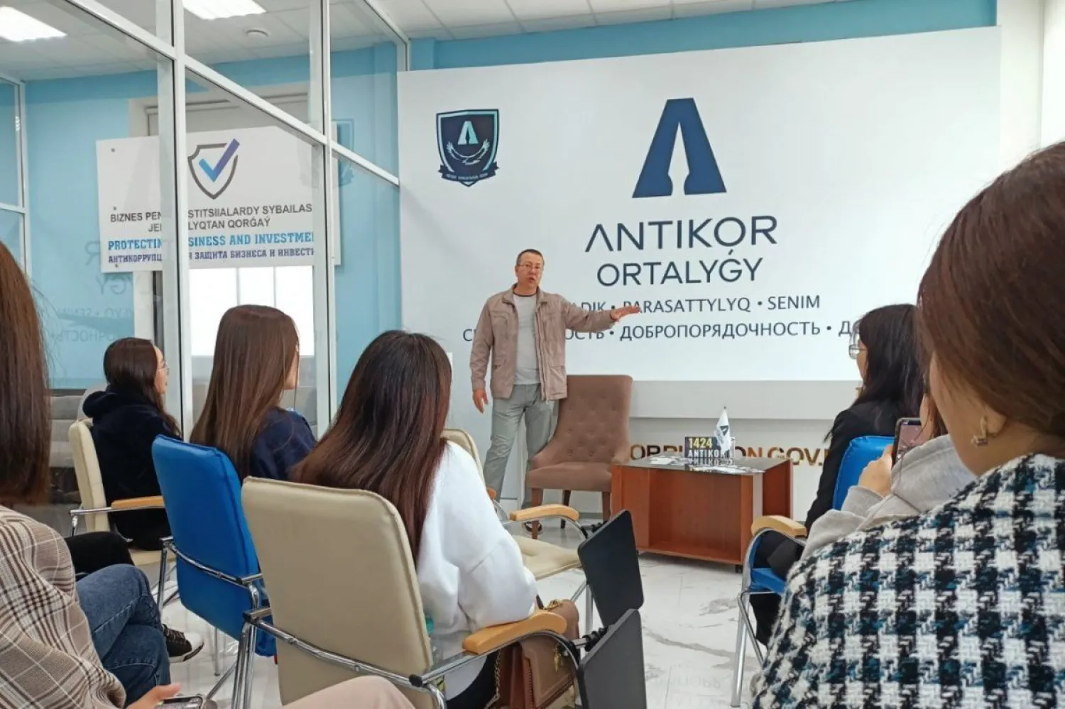 Противодействие коррупции с молодыми журналистами обсудили в Antikor ortalygy