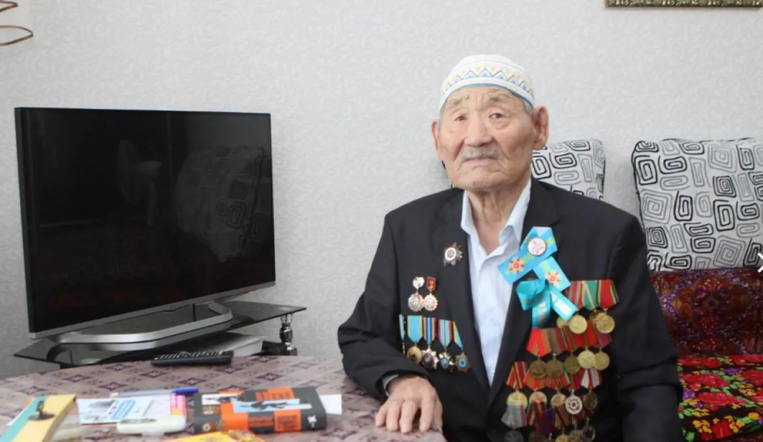 95-летнего ветерана поздравил начальник столичной полиции