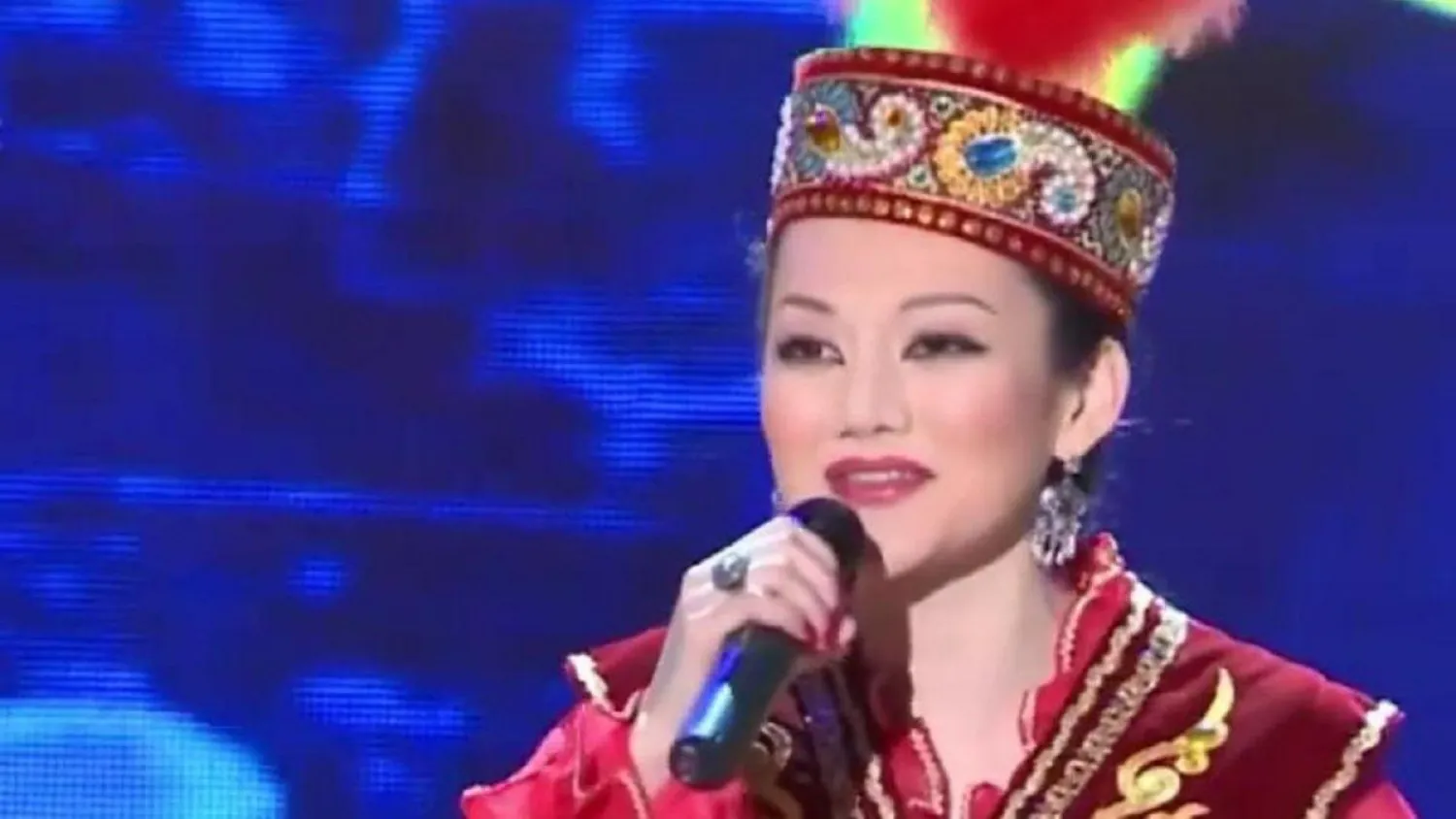 Ерке Есмахан выступила в образе неподражаемой Бибигуль Тулегеновой (ВИДЕО)