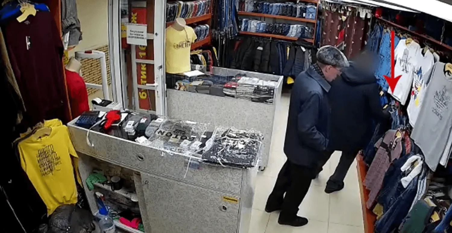 Кража куртки с магазина попала в объектив камер видеонаблюдения