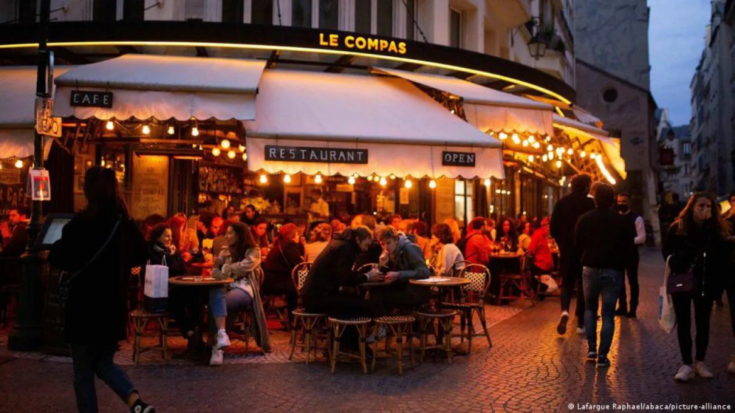 Маски долой: Франция снимает ковидные ограничения