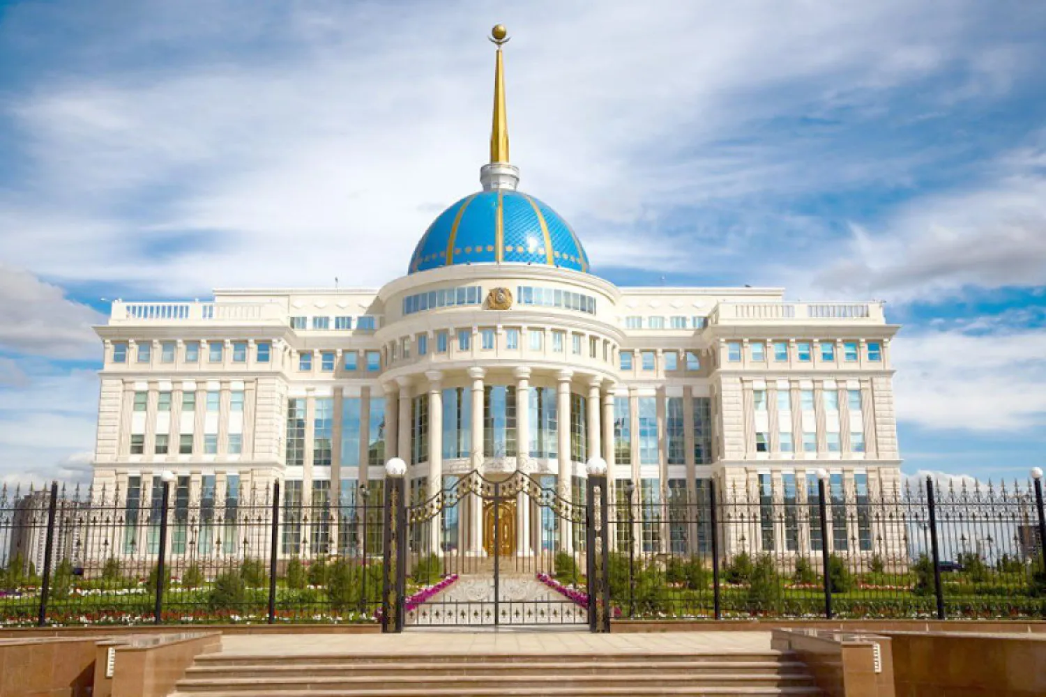 Президент присвоил звания военным, полицейским и сотрудникам КНБ