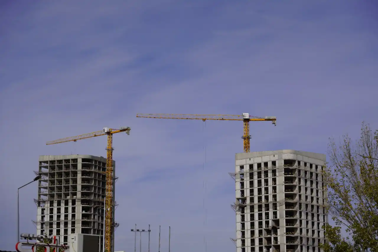 Оператор башенного крана сорвался с высоты в Астане