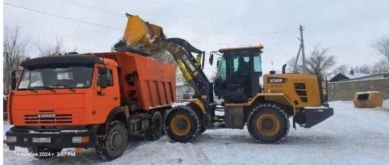 В Астане на борьбу со снегом ночью задействовали более 1200 единиц спецтехники