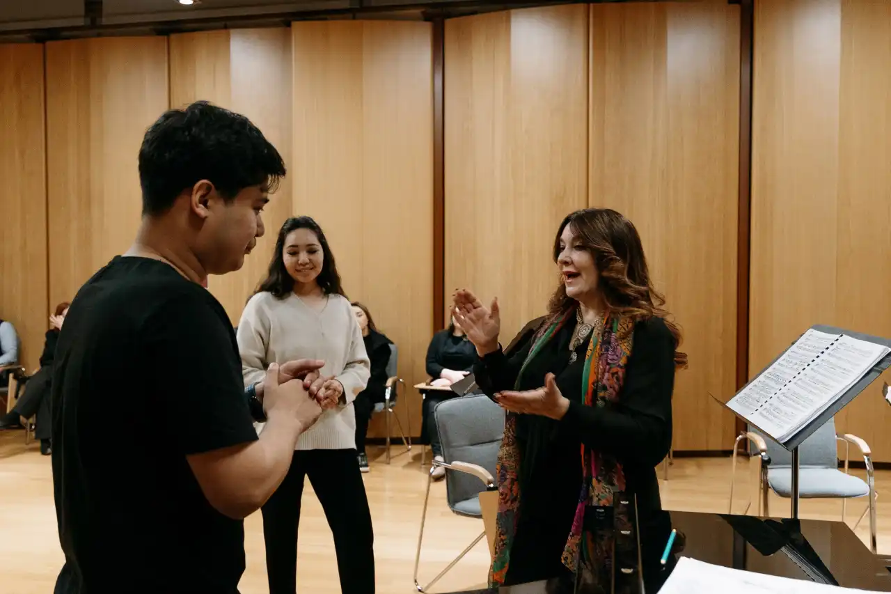 Итальянская певица проводит мастер-класс для слушателей академии Astana Opera