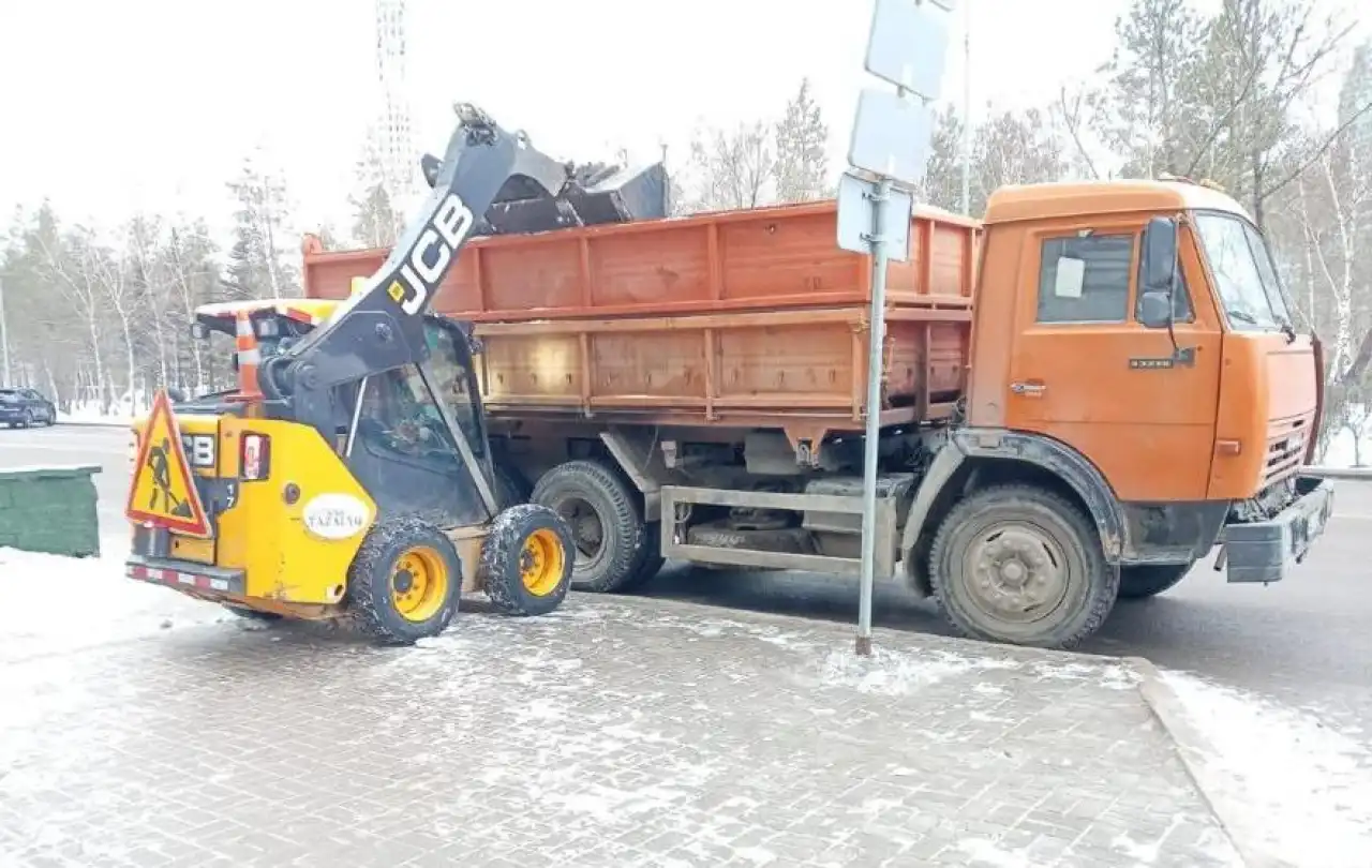 В столице с начала зимнего периода совершено более 65 тысяч рейсов по вывозу снега