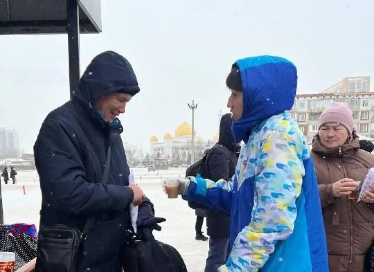 Тепло в холодный день: волонтеры Астаны угощали прохожих горячим чаем и баурсаками