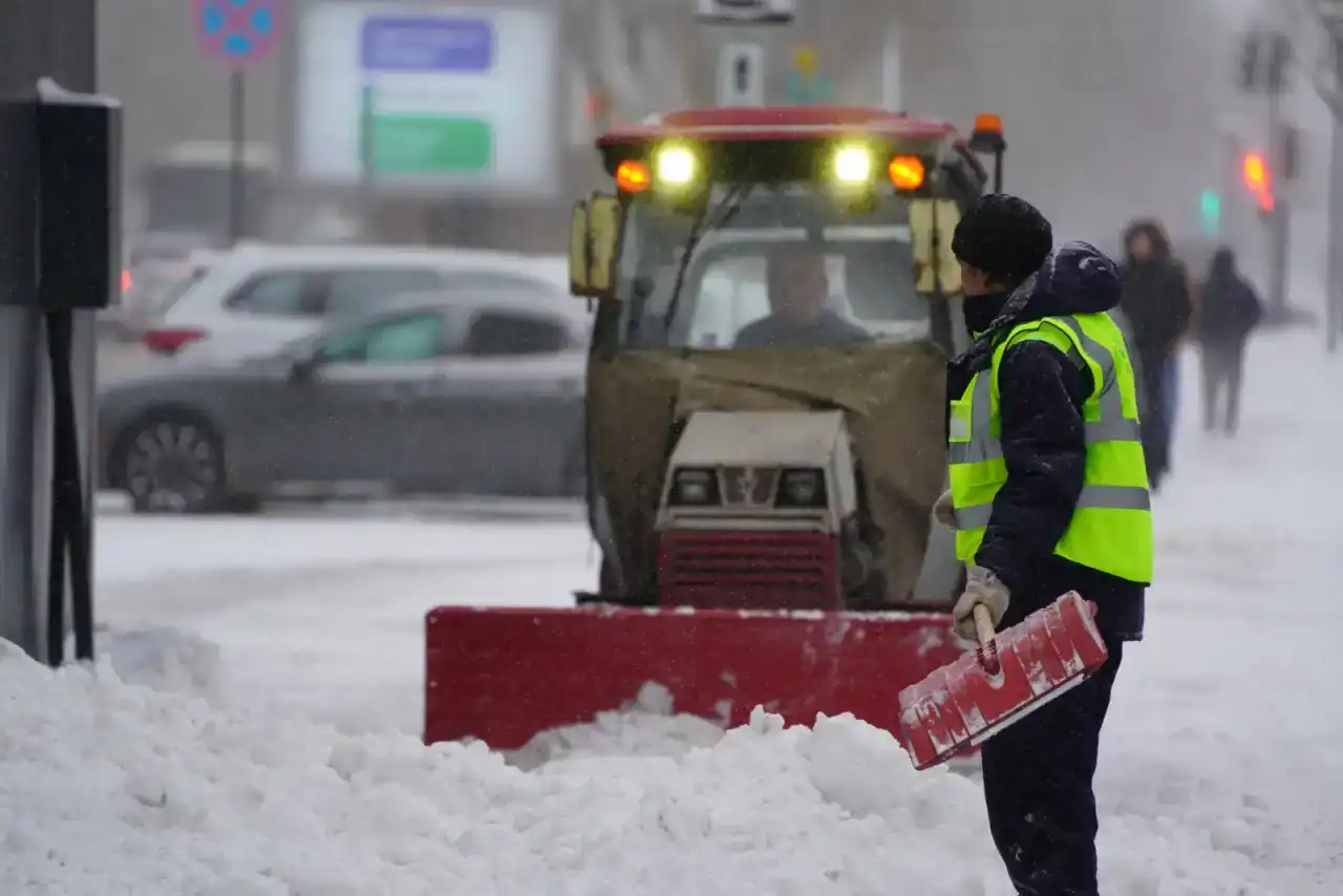 Более 1400 единиц спецтехники убирают снег в Астане