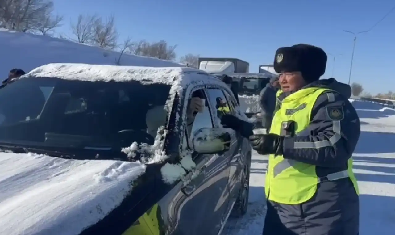 Полиция раздала горячий чай и баурсаки водителям,
 застрявшим на дороге в метель