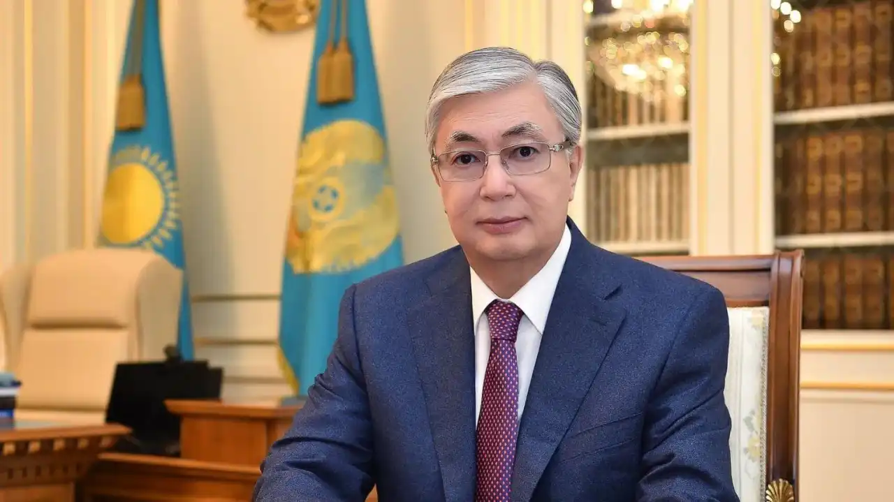 Глава государства поздравил работников печатных СМИ