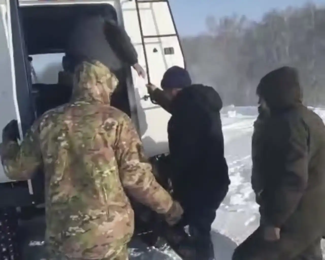 Троих человек спасли сотрудники МЧС из снежного плена в Акмолинской области