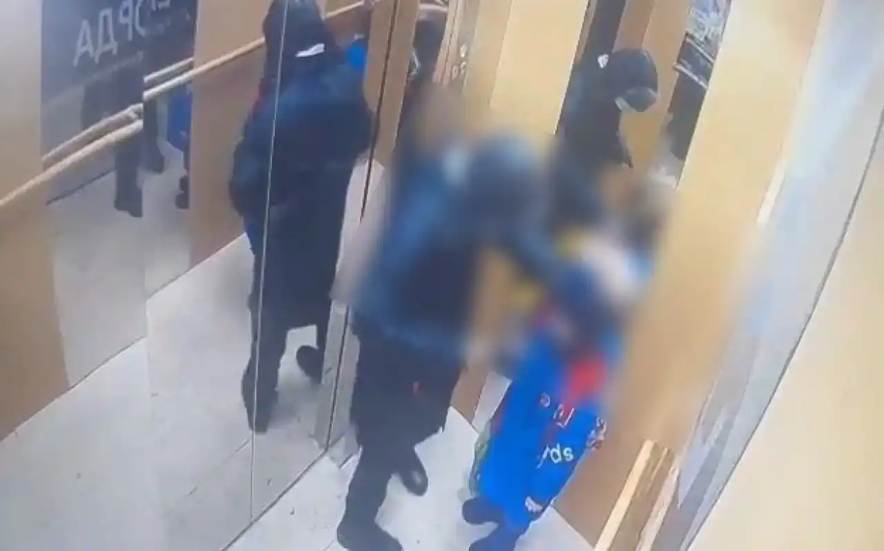 Мальчик, ставший жертвой нападения в лифте, готовится к выписке
