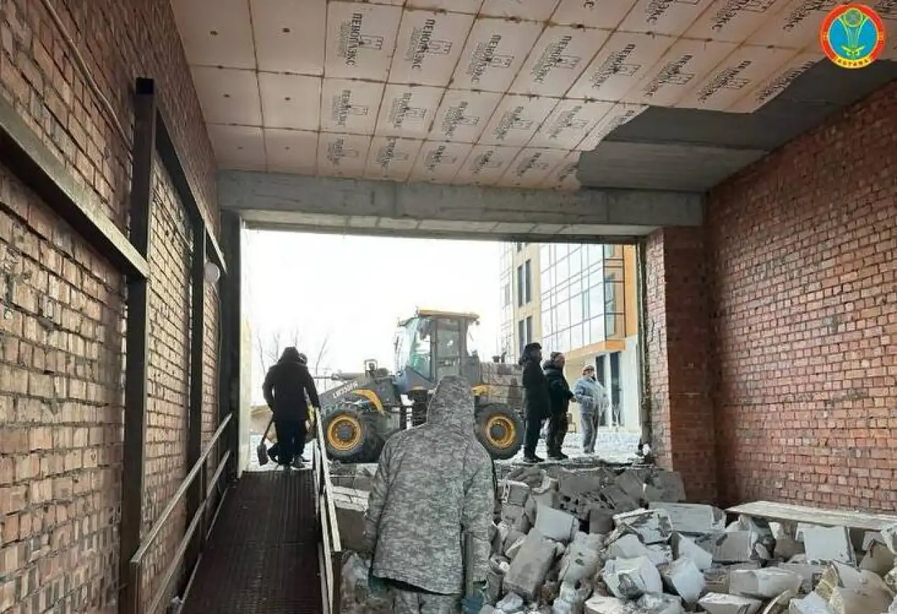 В Астане демонтирована незаконная пристройка к ЖК
