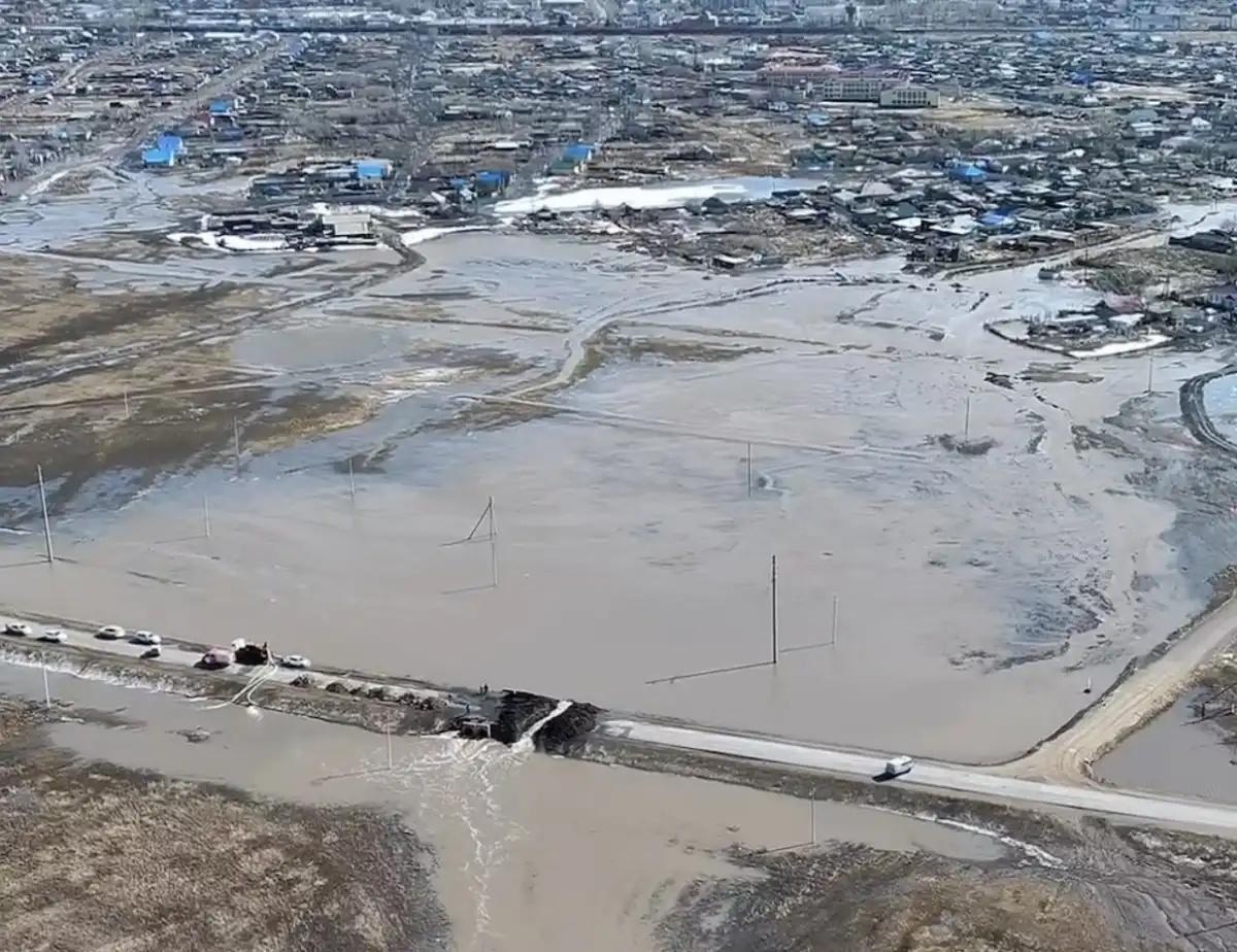 Талые воды затопляют город Макинск в Акмолинской области