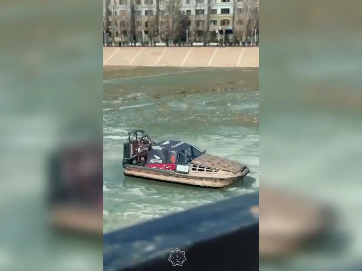 Необычную лодку заметили на реке Есиль в Астане