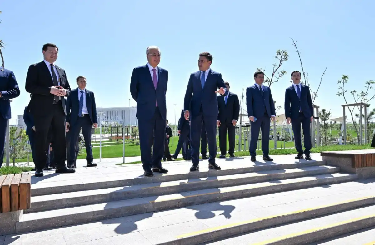 Президент посадил дерево в парке Shymkent City