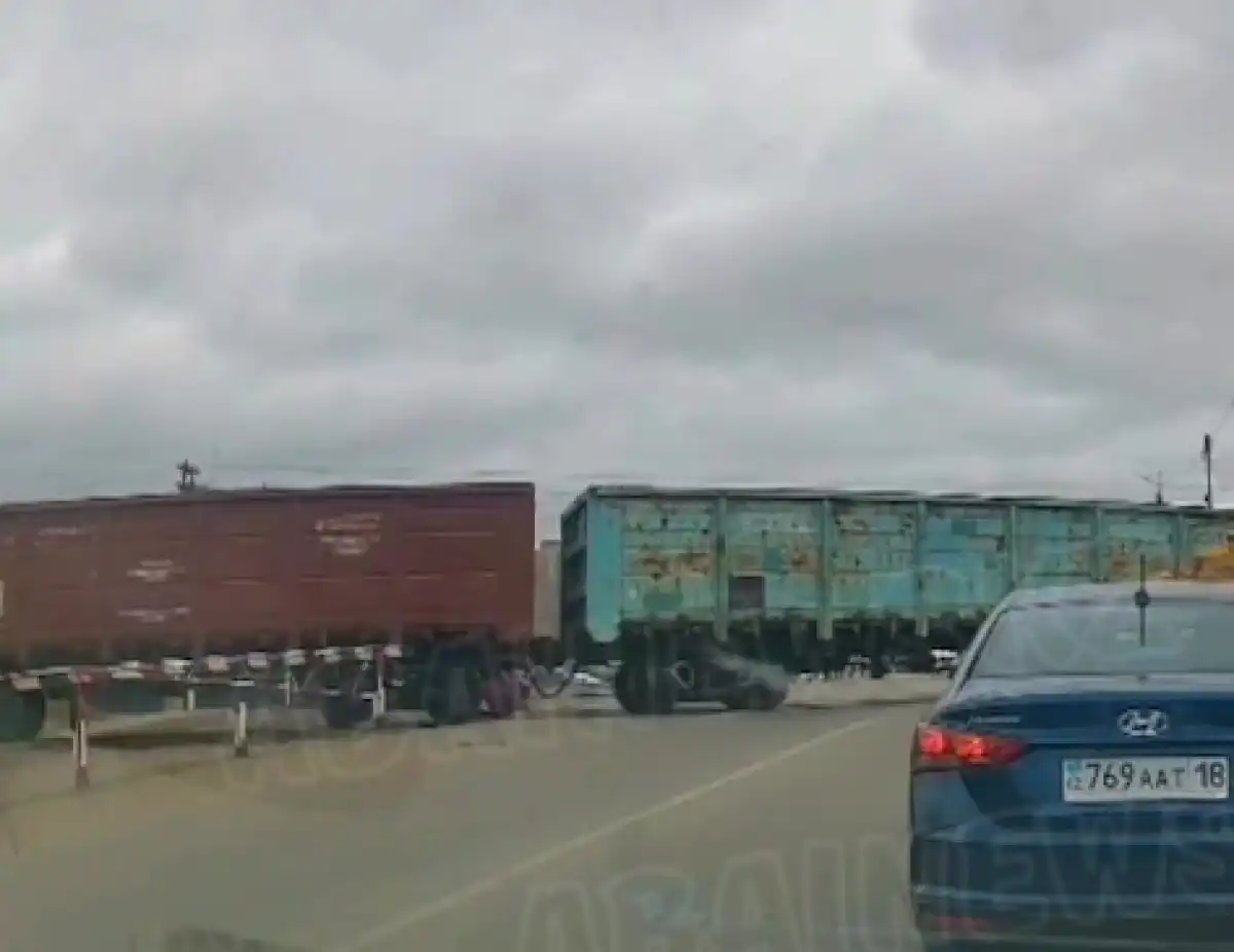 Женщина погибла, пытаясь пройти между вагонами поезда в Семее