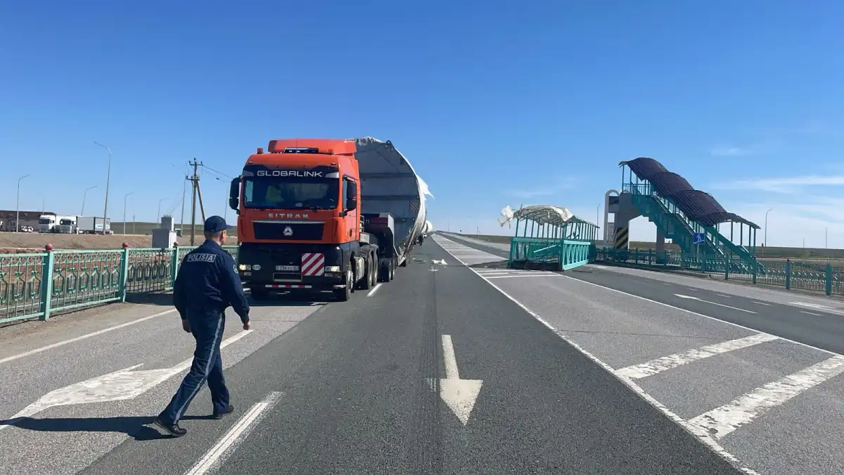 Грузовик полностью снес пешеходный мост в Кызылординской области