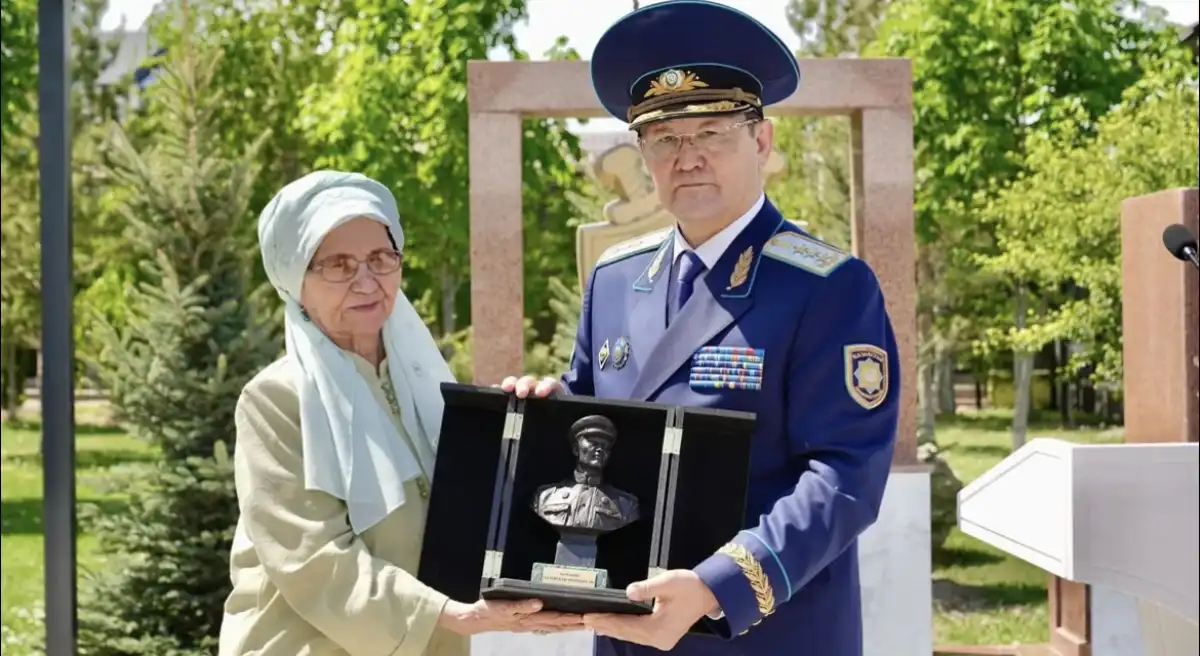 Мемориальную доску Бауыржану Момышулы открыли на его малой родине