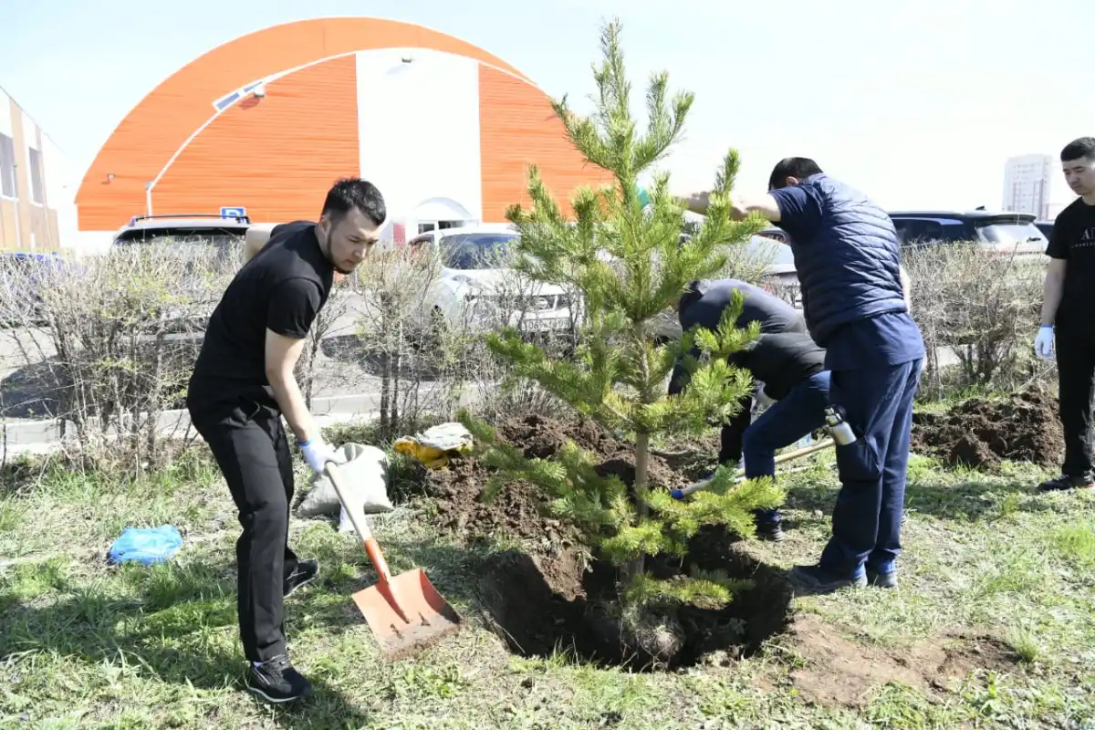 Спортсмены столицы принимают участие в масштабном городском субботнике