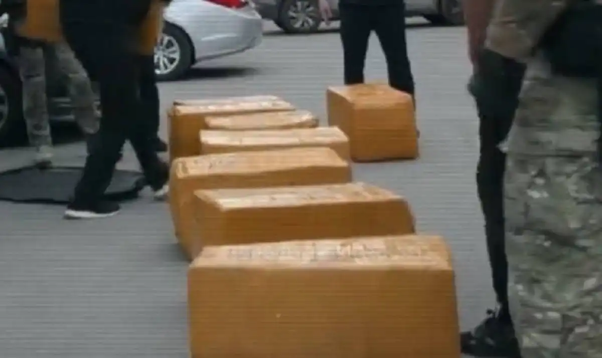 Свыше 270 кг наркотиков и пистолет Макарова изъяли у двух мужчин в Астане
