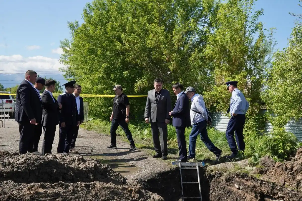 2 сотрудника коммунальных служб погибли при устранении порыва водопровода в ВКО