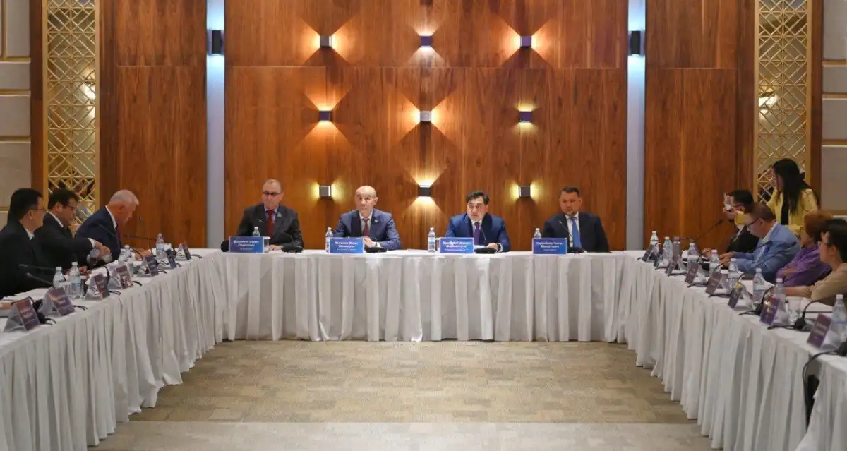 Проект нового закона о государственной службе обсудили в столице