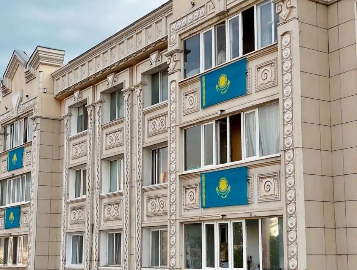 Государственные флаги украсили дома на центральных улицах Астаны