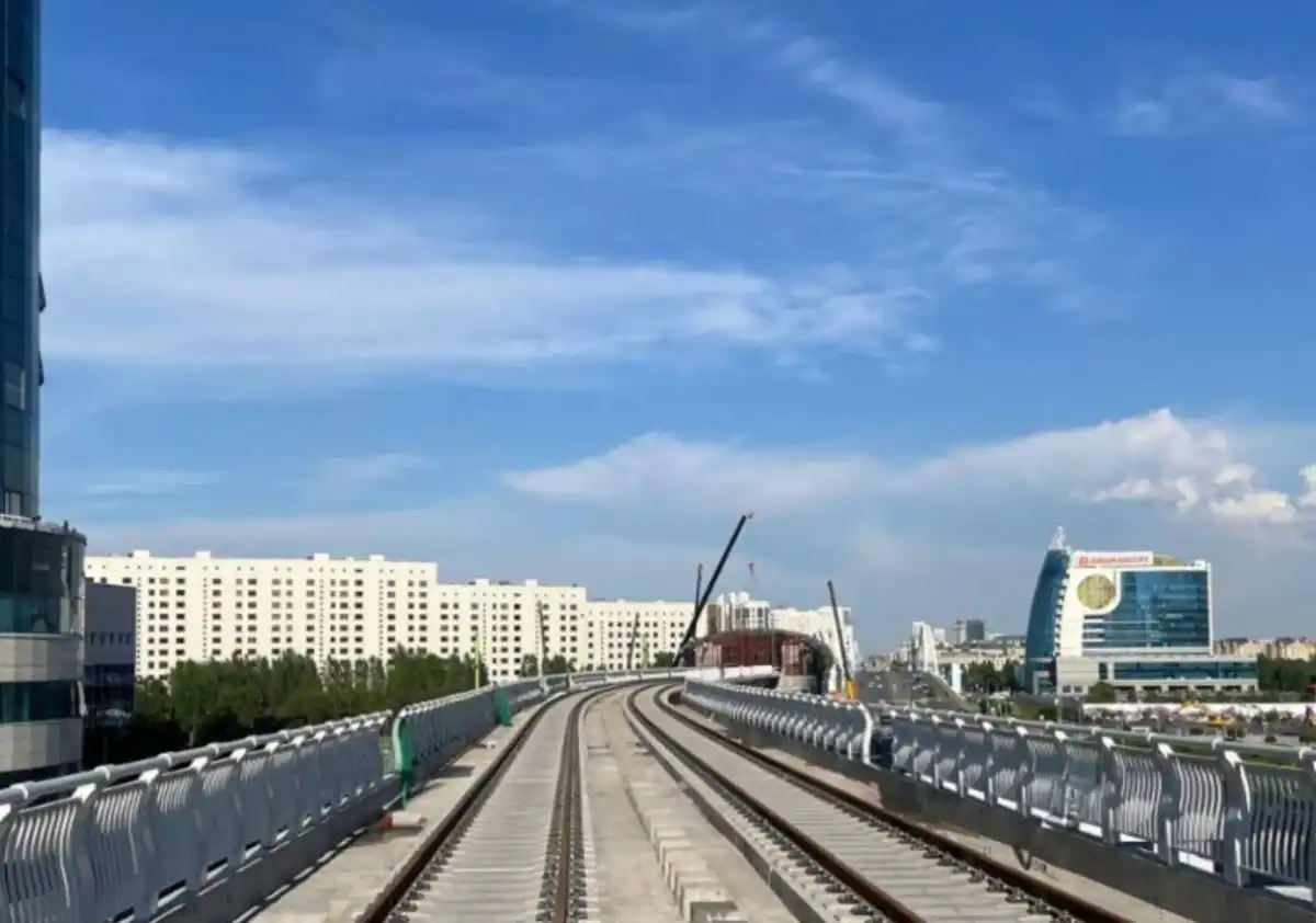 На LRT уложили половину рельсового пути