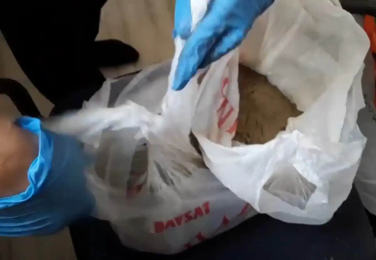 Тайники с наркотиками обнаружили в одной из столичных квартир – ВИДЕО