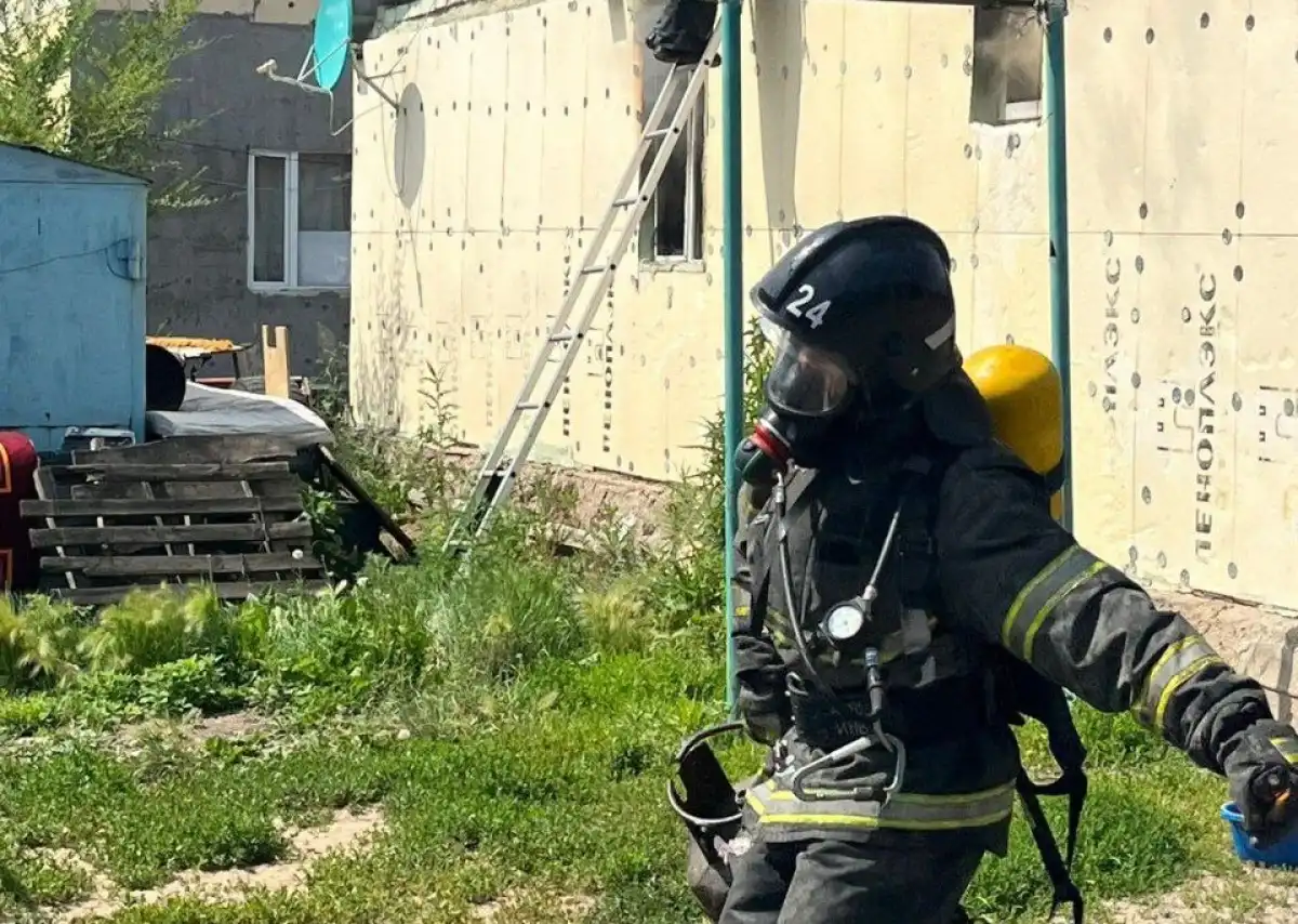 Столичные пожарные эвакуировали пенсионерку из горящего дома