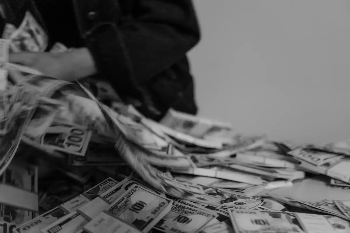 На астанчанку завели 100 уголовных дел за мошенничество на 300 млн тенге