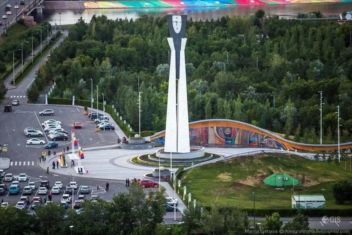 В Астане закрыли на ремонт парковку у входа в Центральный парк