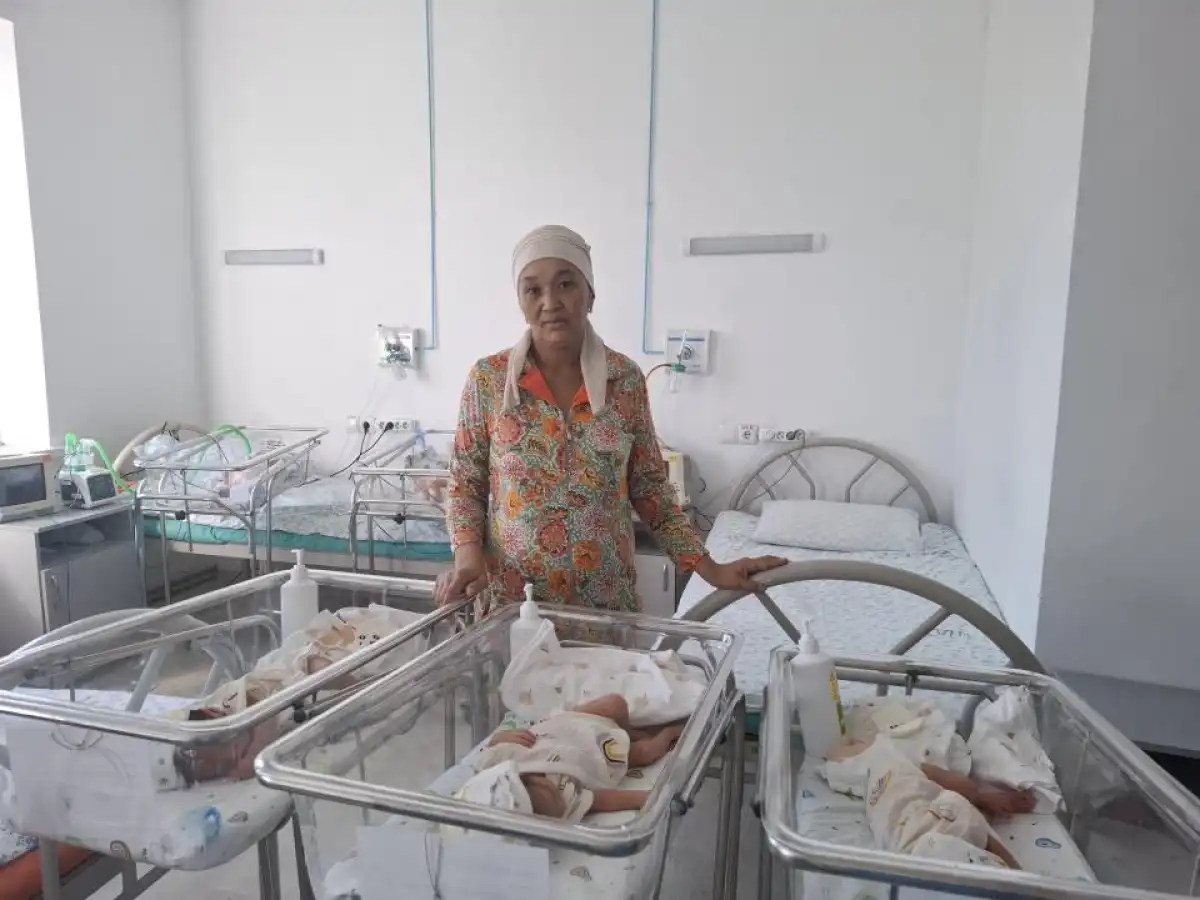 Казахстанка родила тройню и стала матерью 11 детей