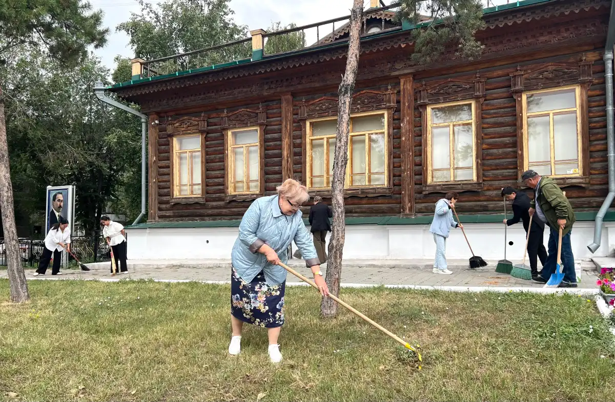 Сотрудники музея навели порядок на территории культурного объекта столицы