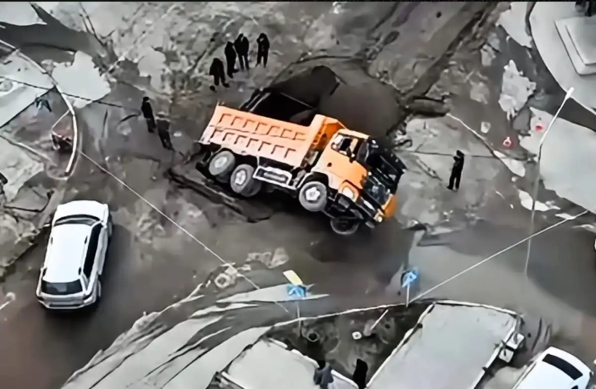 В образовавшуюся после дорожных работ яму провалился грузовик в Семее