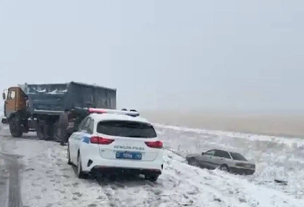 Девять автомобилей съехали в кювет из-за непогоды в Костанайской области