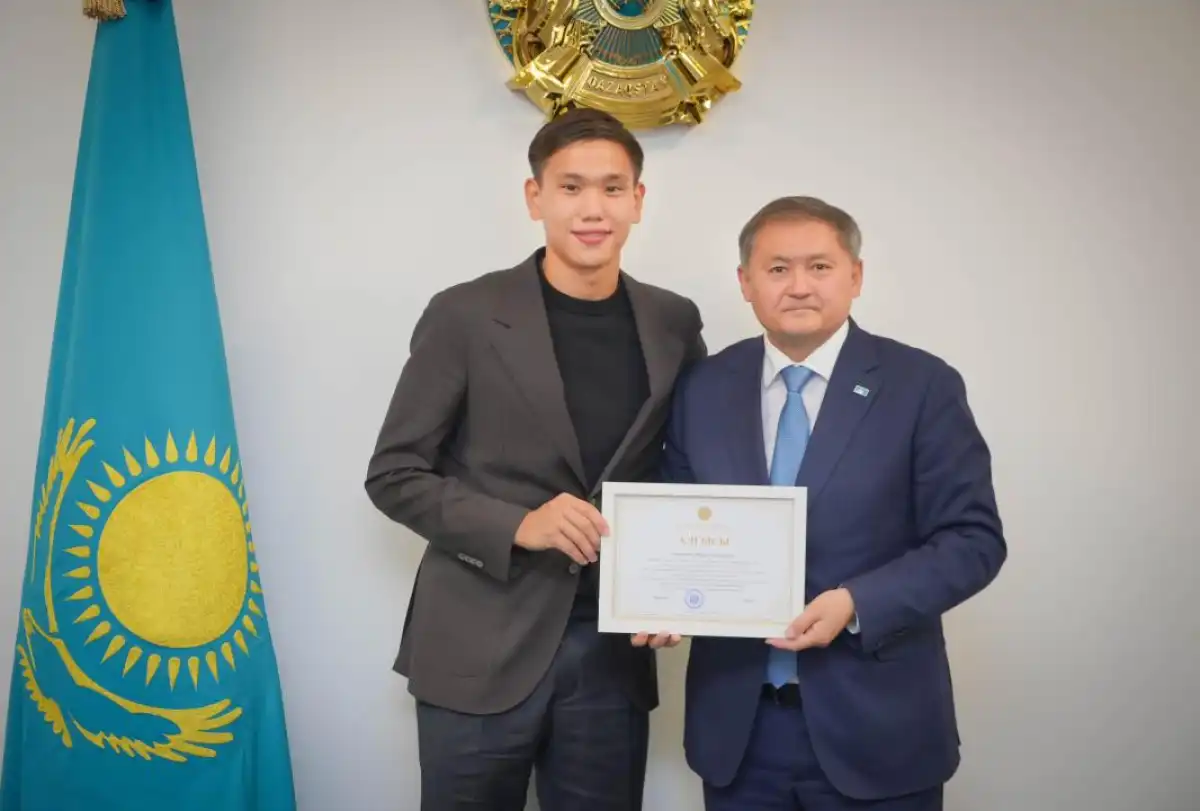 Юному футболисту Шерхану Калмурзе вручили ректорский грант