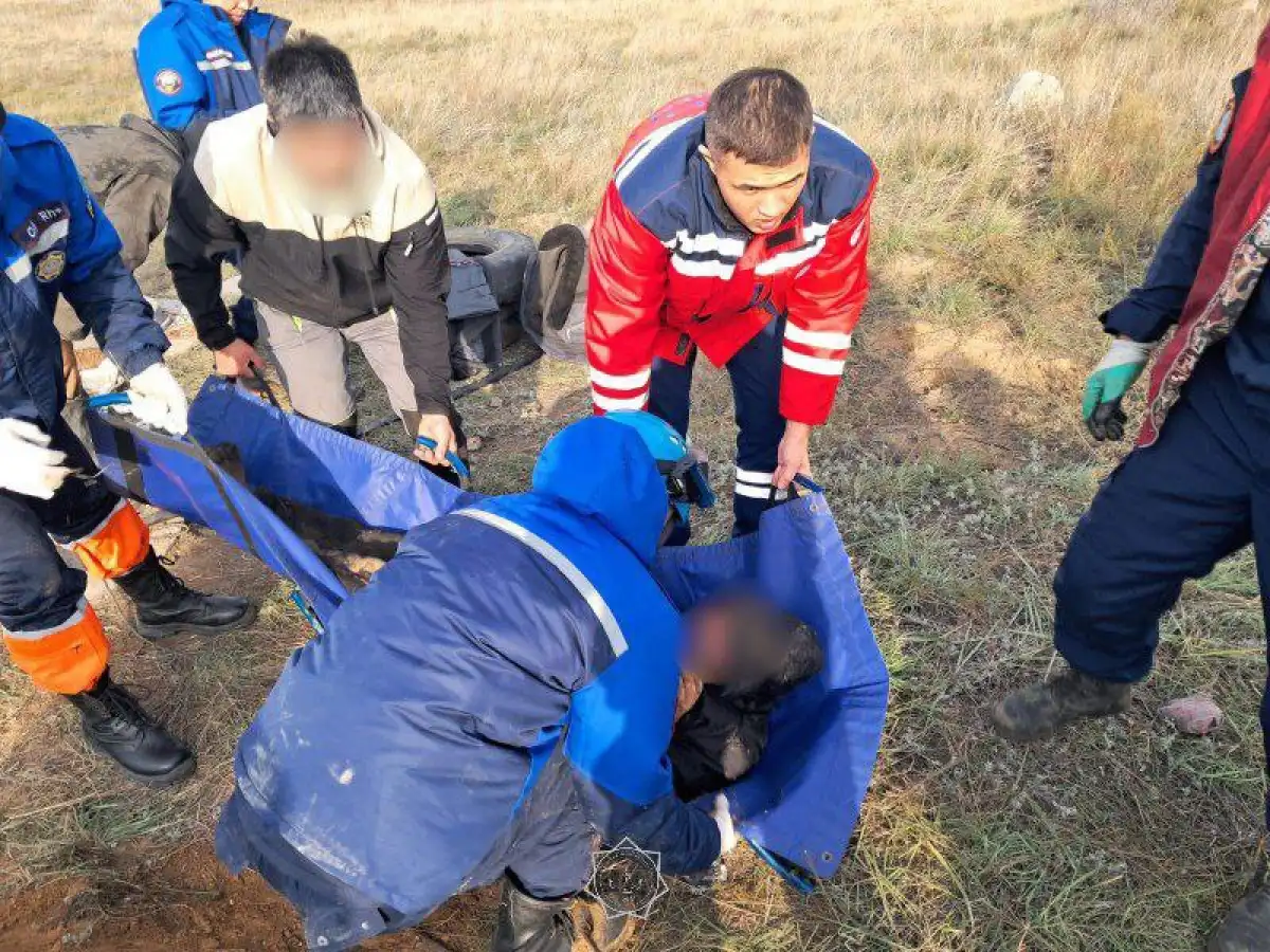В Аксу спасатели вытащили мужчину из-под завала