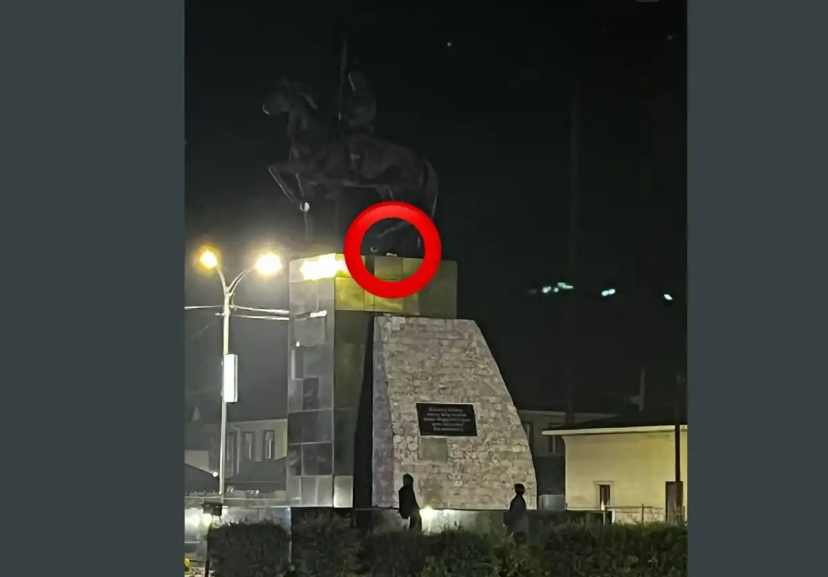 Дети ради забавы бросали бутылку в памятник Кабанбай батыру в Семее