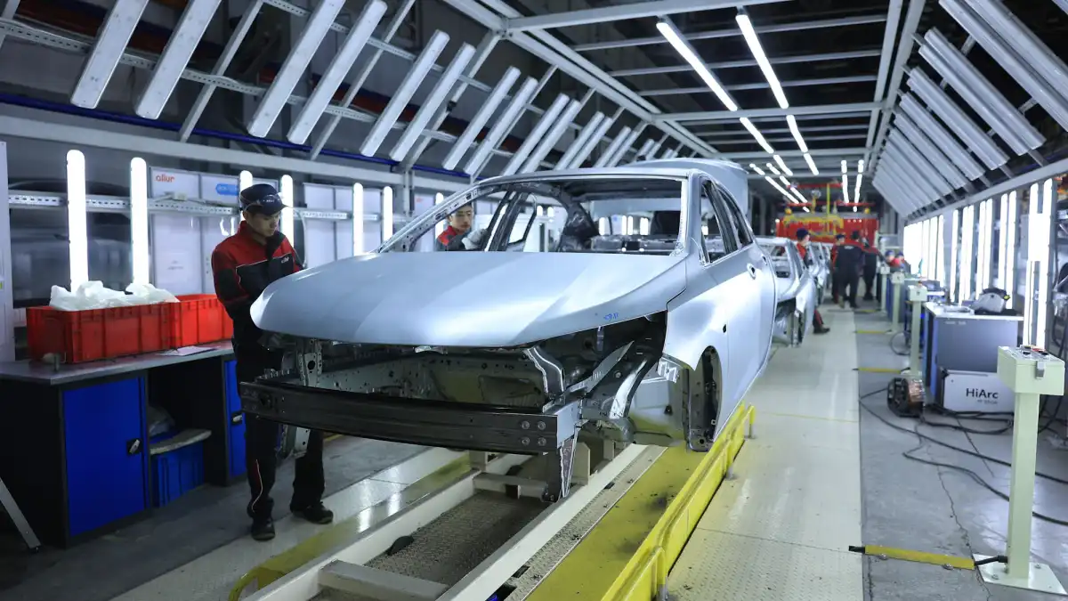 От прикручивания фар до производства сложных узлов: как развивается частный автопром в Казахстане