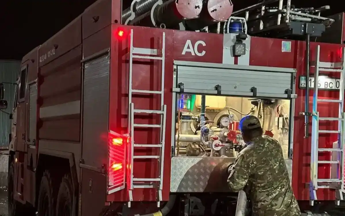 12 человек эвакуировали из крупного пожара в жилом доме Кокшетау