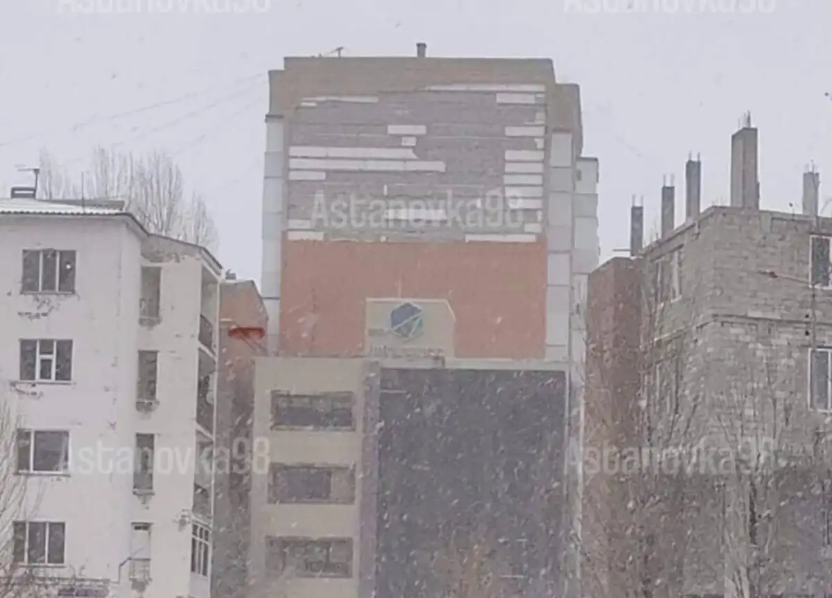 Фасад жилого комплекса обрушился на людей в Астане, есть пострадавшие