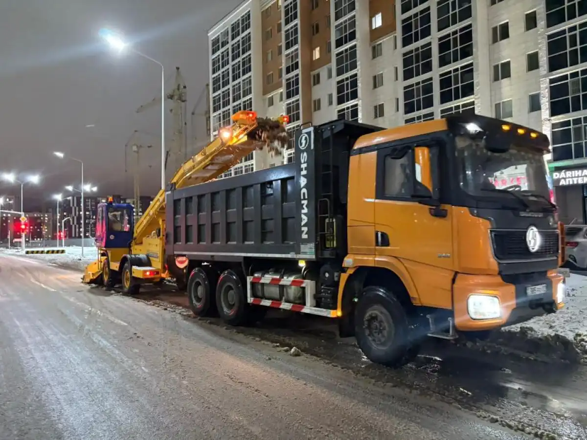 Свыше 1100 единиц спецтехники задействовали в снегоуборочных работах ночью в Астане