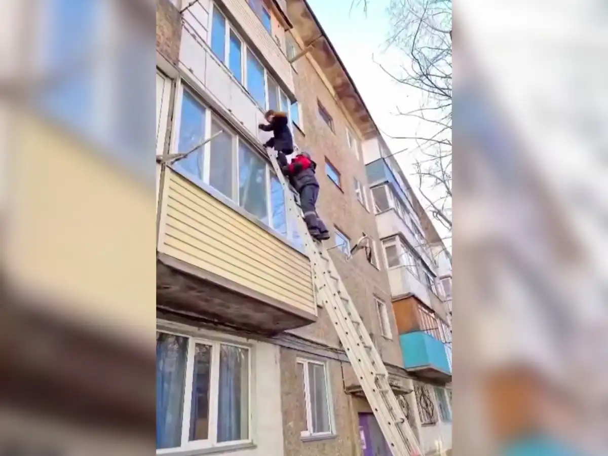 10-летний мальчик едва не выпал с балкона 3-го этажа в Караганде
