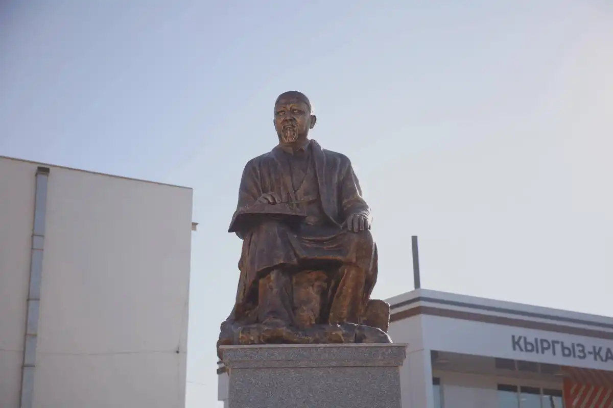 Улицу, памятник и музей Абая открыли в кыргызском городе Ош