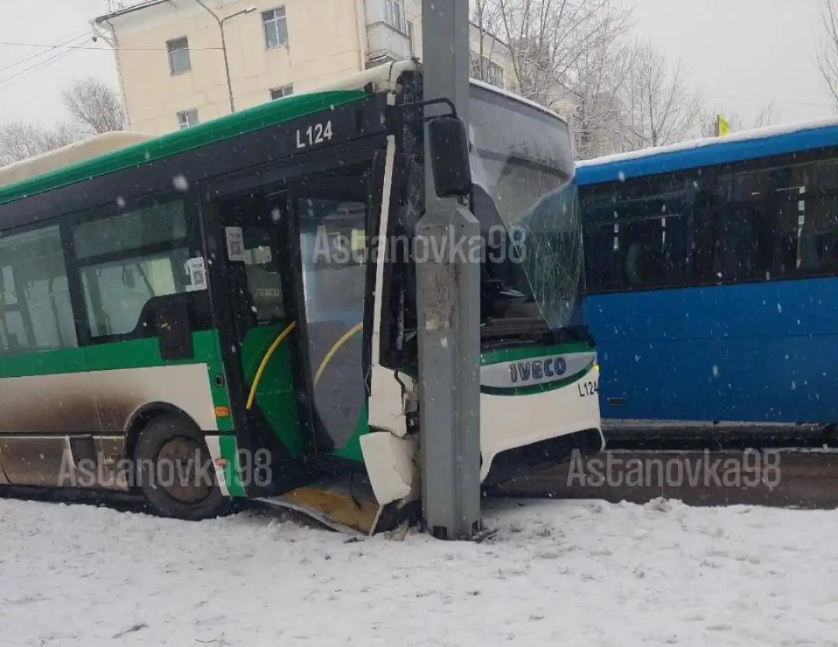 Автобус врезался в столб в Астане: есть пострадавшие