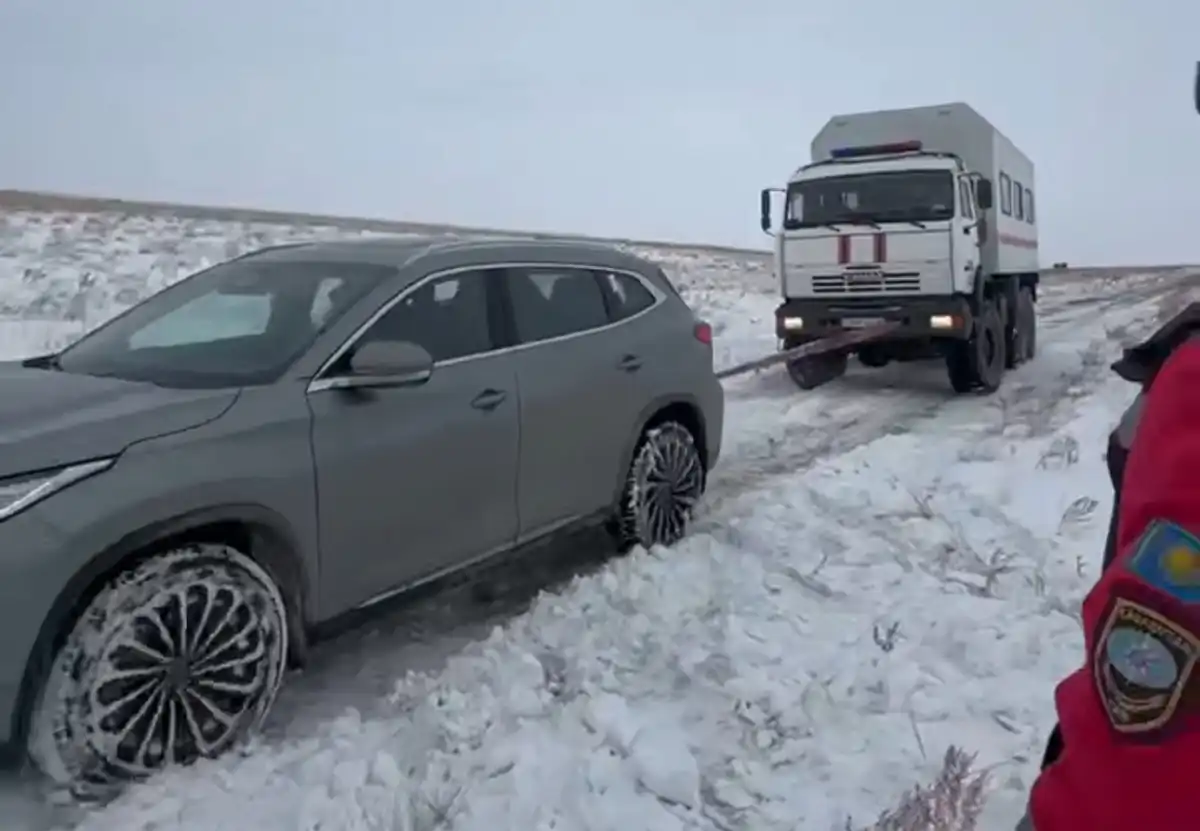 Спасатели вытащили автомобиль из снежного заноса на трассе в ВКО