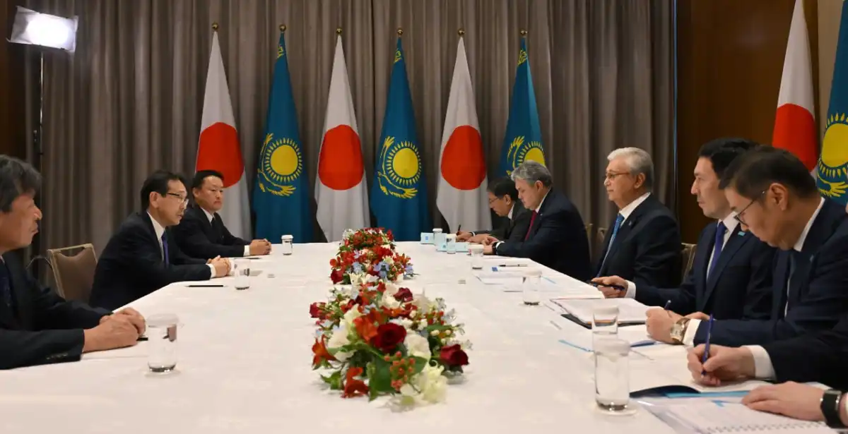 Глава государства принял председателя совета директоров компании Komatsu